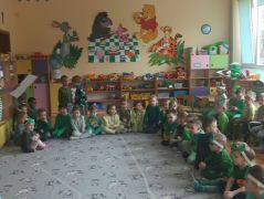 dzieci są ubrane na zielono