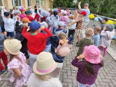 DZIEŃ DZIECKA ZABAWY PRZY MUZYCE