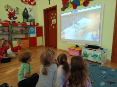Dzieci oglądają film edukacyjny nt. oszczędzania wody