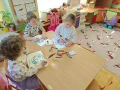 Dzieci kolorują Ziemię