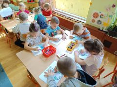 Dzieci kolorują Ziemię