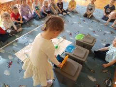 Dzieci segregują śmieci