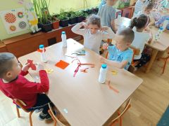 Dzieci tworzą grzechotkę z materiałów recyklingowych