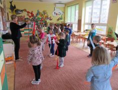 "O dalekiej krainie" z cyklu "Sceny dziecięce" R. Schuman - interpretacja ruchowa z szarfami