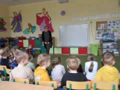 "Przyjście wiosny" J. Brzechwa inscenizacja pracowników przedszkola