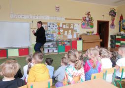 "Przyjście wiosny" J. Brzechwa inscenizacja pracowników przedszkola