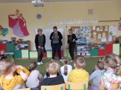 "Przyjście wiosny" J. Brzechwa inscenizacja pracowników przedszkola