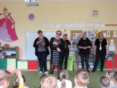 "Przyjście wiosny" J. Brzechwa inscenizacja pracowników przedszkola