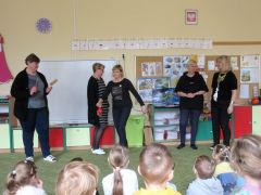 "Przyjście wiosny" J. Brzechwa inscenizacja pracowników przedszkola