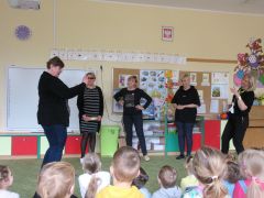 "Przyjście wiosny" J. Brzechwa inscenizacja pracowników przedszkola
