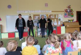 "Przyjście wiosny" J. Brzechwa inscenizacja pracowników przedszkola