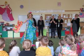 "Przyjście wiosny" J. Brzechwa inscenizacja pracowników przedszkola