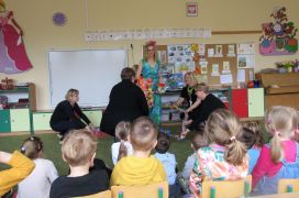 "Przyjście wiosny" J. Brzechwa inscenizacja pracowników przedszkola