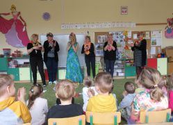 "Przyjście wiosny" J. Brzechwa inscenizacja pracowników przedszkola