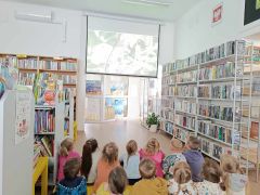 w bibliotece