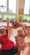 dzieci odpowiadają na pytania