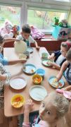 wykonanie przez dzieci sałatki owocowej