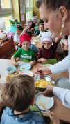 wykonanie przez dzieci sałatki owocowej