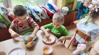 wykonanie przez dzieci sałatki owocowej