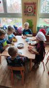 wykonanie przez dzieci sałatki owocowej