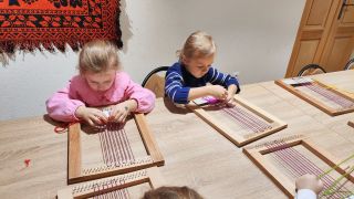 samodzielne wytkanie tkaniny na specjalnie przygotowanych ramkach tkackich