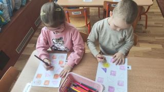Kolorujemy figury geometryczne wg wzoru 