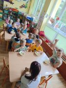 Dzieci jedzą sałatkę