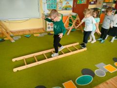 „Chodzenie po drabinkach” 