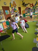 W slalomie z parasolek
