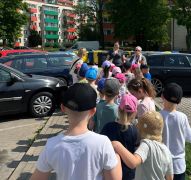 Dzień dobrych uczynków-spacer po osiedlu, dzielenie sie uśmiechem