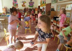ćwiczenia z woreczkami i krzesełkami