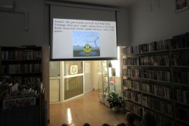 w bibliotece