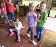 zabawa ruchowa "Figurki - posągi"