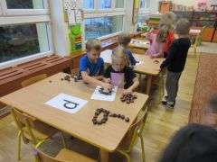 kasztanowe litery