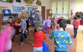 ZABAWA MUZYCZNA "Chmurka mała płacze deszczem" 