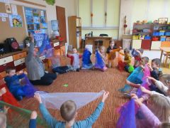 Oj, smutno jest dzisiaj w naszym sadzie - interpretacja ruchowa przy śpiewie nauczycielki