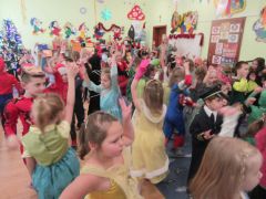 zabawy, tańce i konkursy z teatrem "Orzełek"