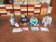 Strażnicy Uśmiechu" realizacja programu. Tworzenie w grupach opowiadania do dowolnego rysunku dzieci