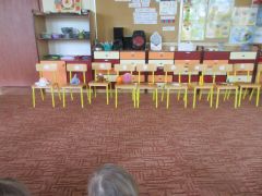 zabawa z krzesełkami - numerowanie, przeliczanie, posługiwanie się liczebnikami porządkowymi
