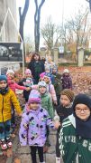 Dzieci idą do muzeum 