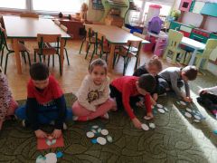 "Słucham, patrzę uważnie i układam"- zabawa matematyczna 