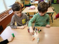 zabawy zabawkami przyniesionymi z domu