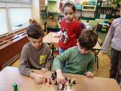 zabawy zabawkami przyniesionymi z domu