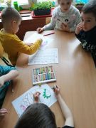 Zabawa rzuć kostką i ozdób jajko