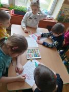 Zabawa rzuć kostką i ozdób jajko
