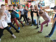 "Stonoga"- zabawa ruchowa ze śpiewem