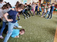 "Stonoga"- zabawa ruchowa ze śpiewem