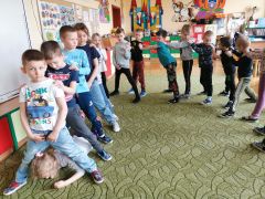 "Stonoga"- zabawa ruchowa ze śpiewem