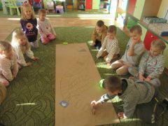 Gra ściganka z pułapkami i skrótami