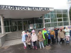 grupa V w teatrze lalek